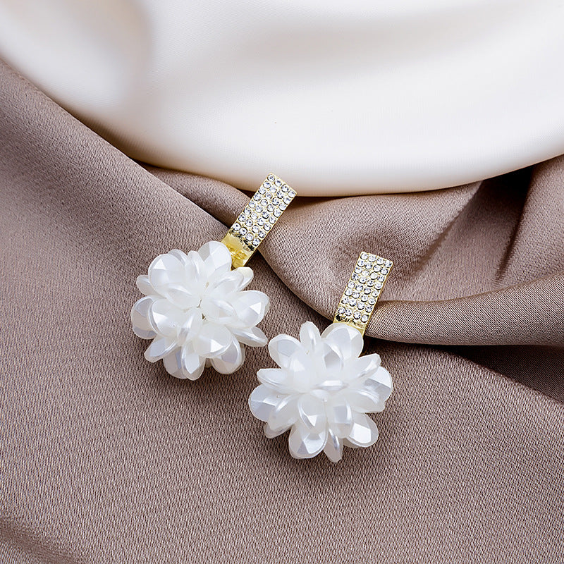 Needle Fresh Diamond Three-dimensional Flower Pearl Earrings