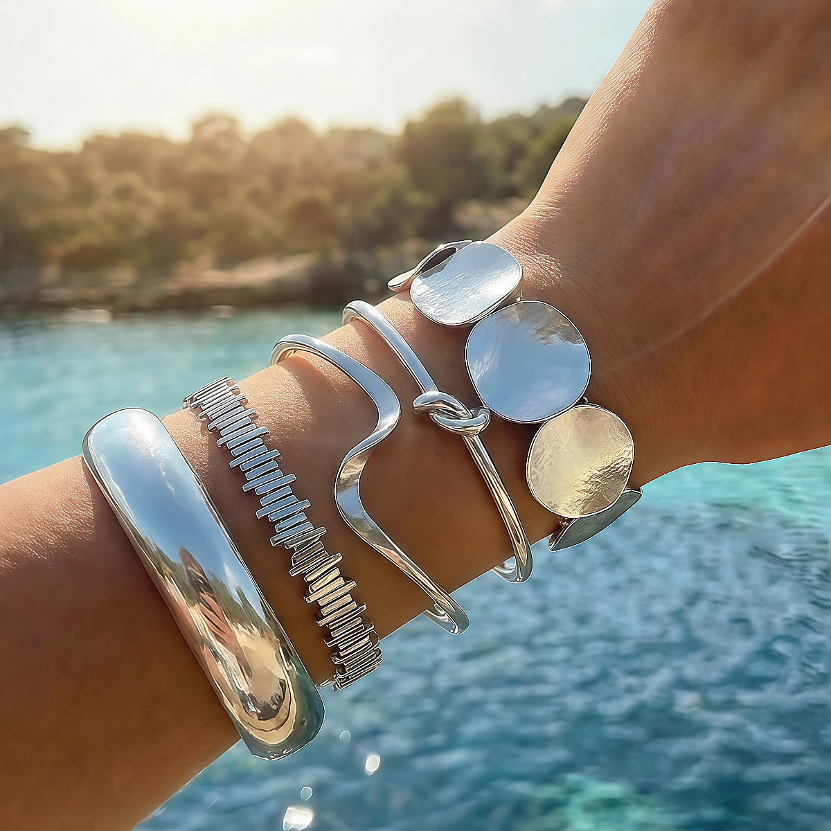 Durable Glossy Iron Alloy Handmade Gold-plated Bracelets