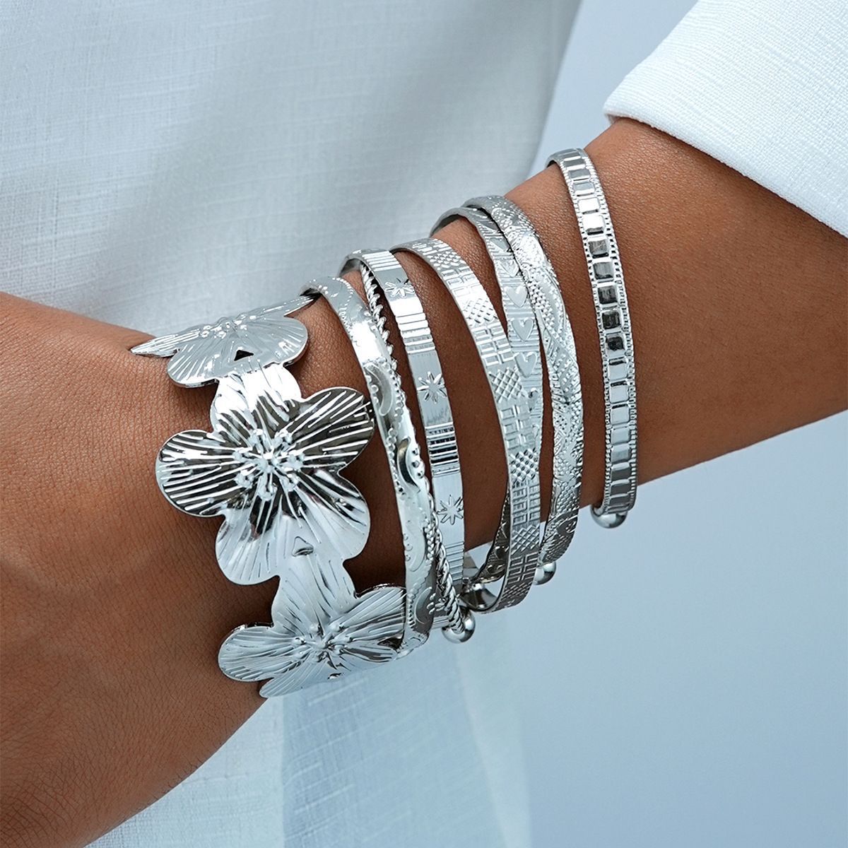 Stitching Round Metal Texture Glossy Hug Spring Bracelet