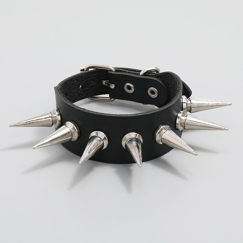 Personalisierte einreihige, spitze Nagel-Lederarmbänder für Herren