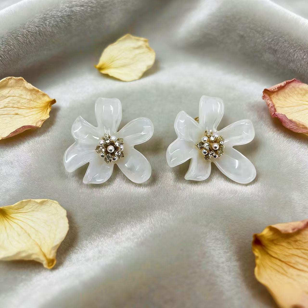 Zircon Small Pearl Ear Super Minority Earrings