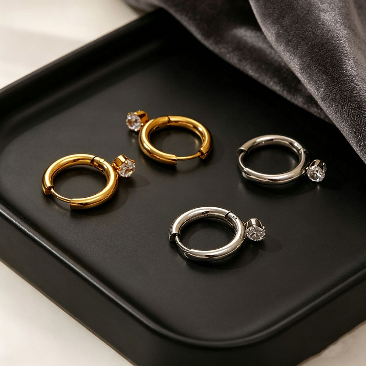 Women's Round Single Rhinestone Sweet Simple Style Stud Earrings
