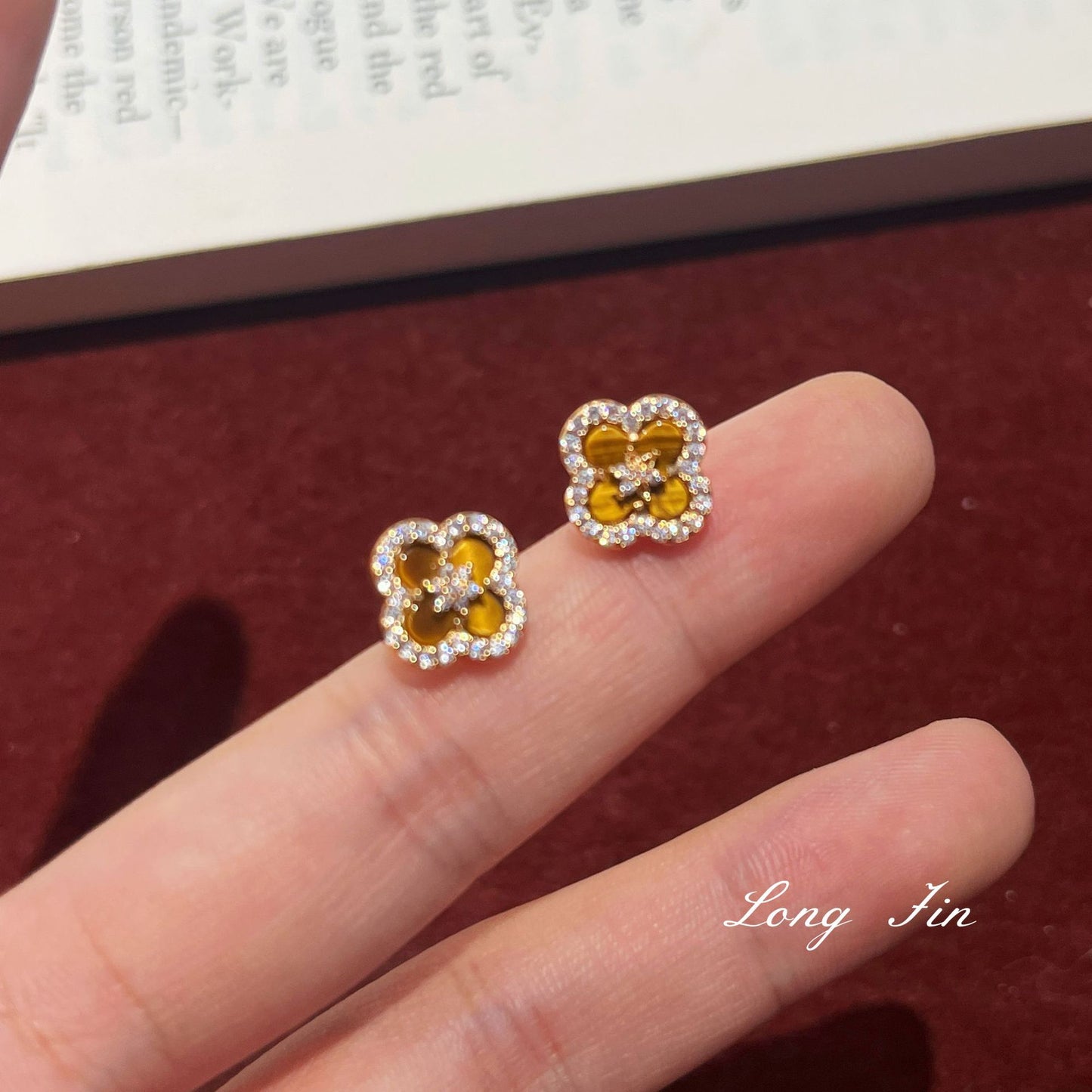 French Retro Tiger Eye White Shell Hollow Zircon Red Four-leaf Bracelets