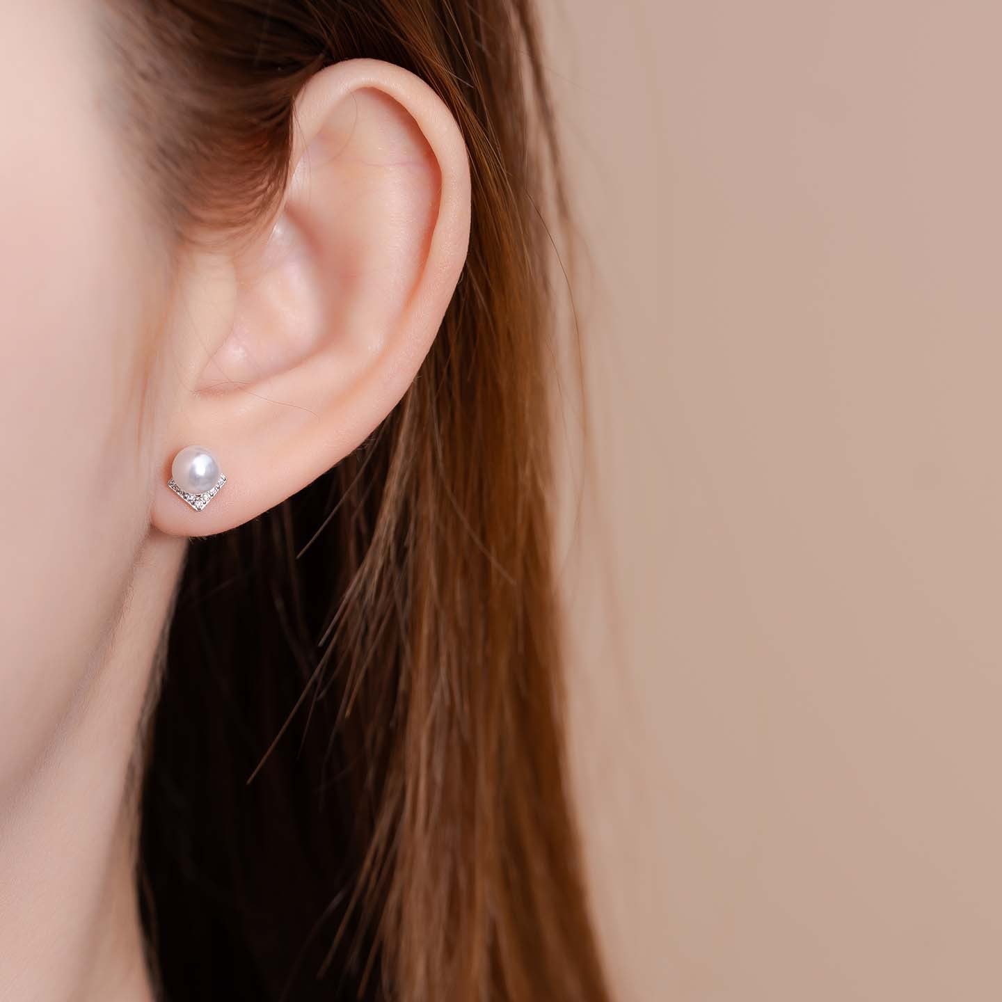 Women's V-shaped Imitation Pearl Exquisite Small Casual Zircon Stud Earrings