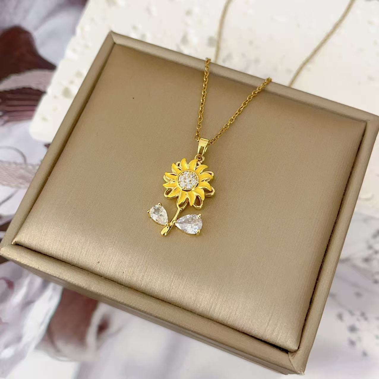 Women's Rotating Flower Fashion High Sense Live Necklace