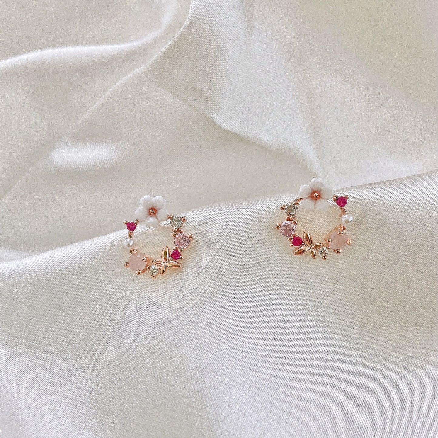 Boucles d'oreilles moustiques à fleurs blanches en zirconium rose frais