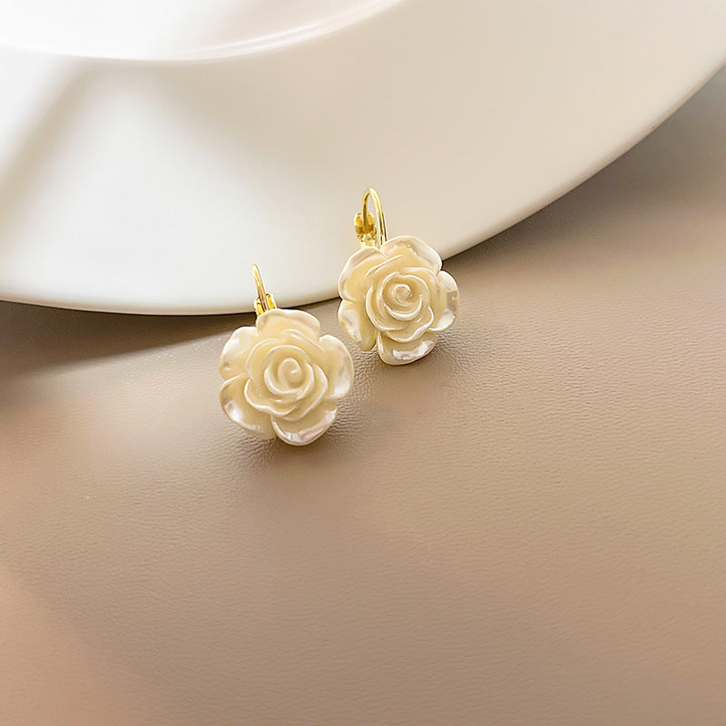 Boucles d'oreilles à clip d'oreille en forme de fleur de rose tridimensionnelle pour femmes