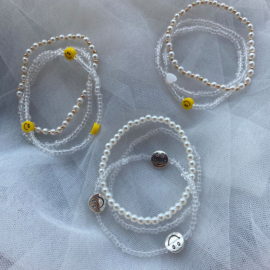 Bracelets combinés élastiques en trois pièces avec visage souriant et amour