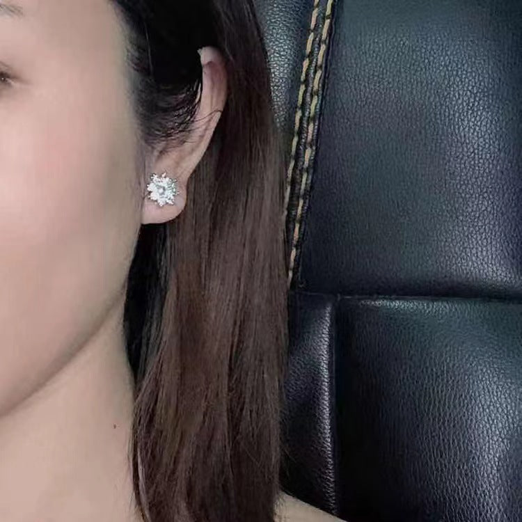 Simple Small Snowflake Zircon Fashion Commuter Design Stud Earrings