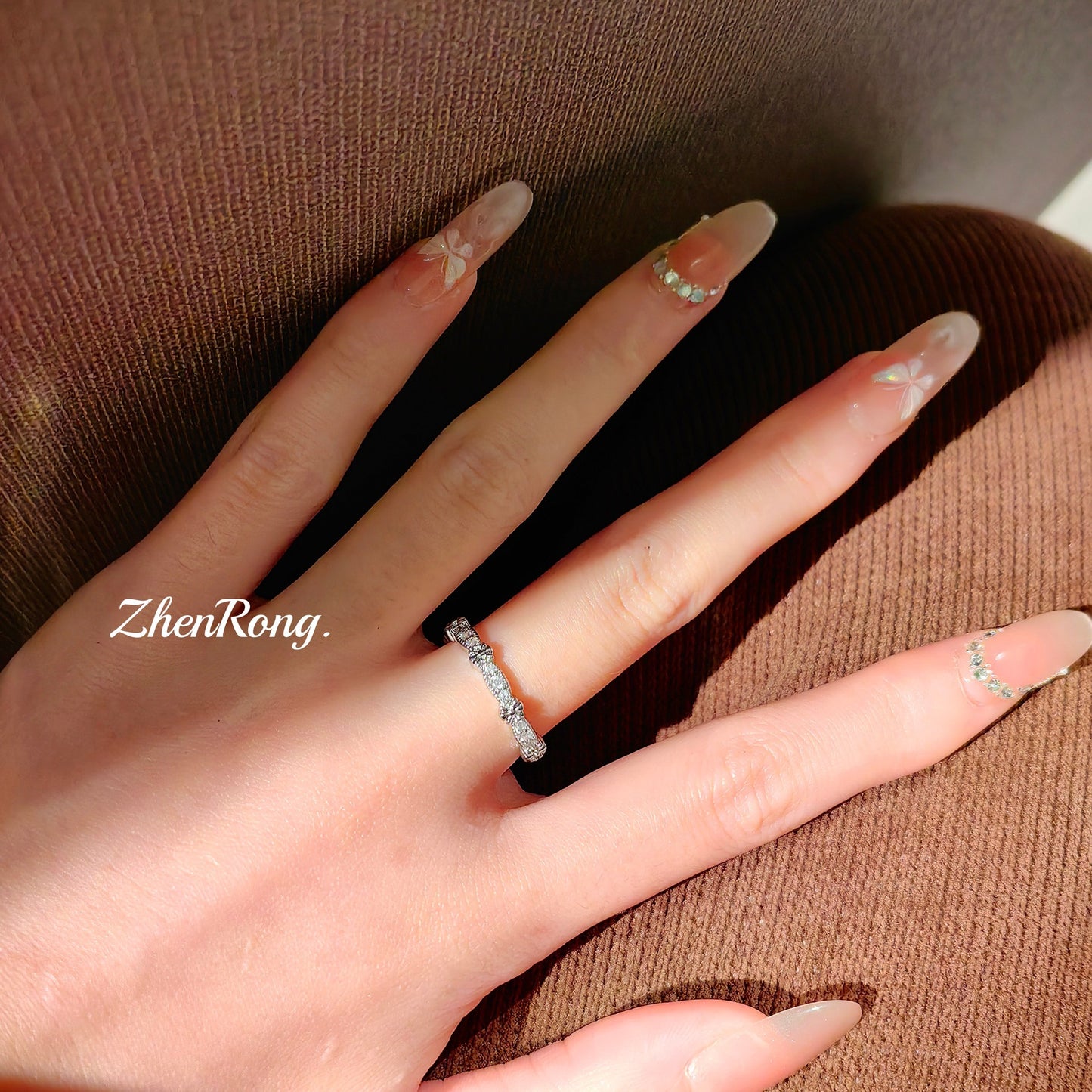 Women's Dazzling Lace Flower-de-luce Exquisite Pinky Stackable Zircon Wide Ring