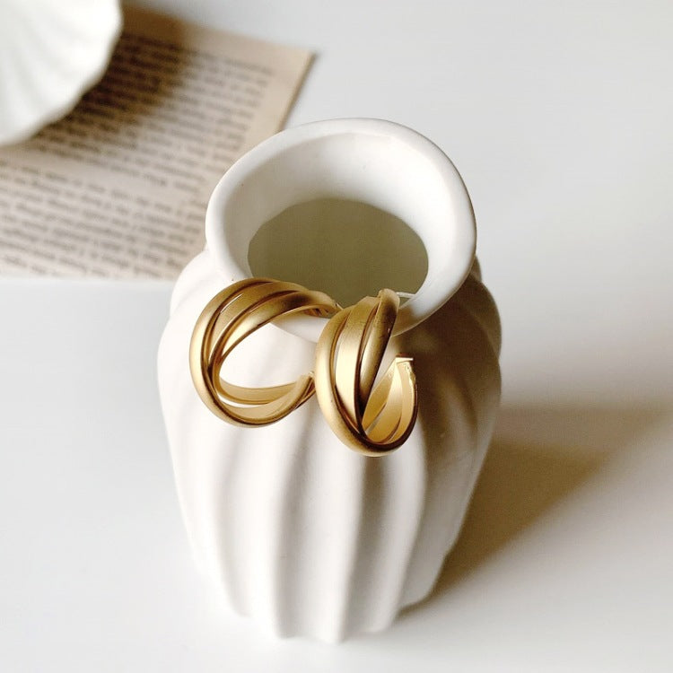 Goldene Wortohrringe, einfache, anmutige, matte Ringe