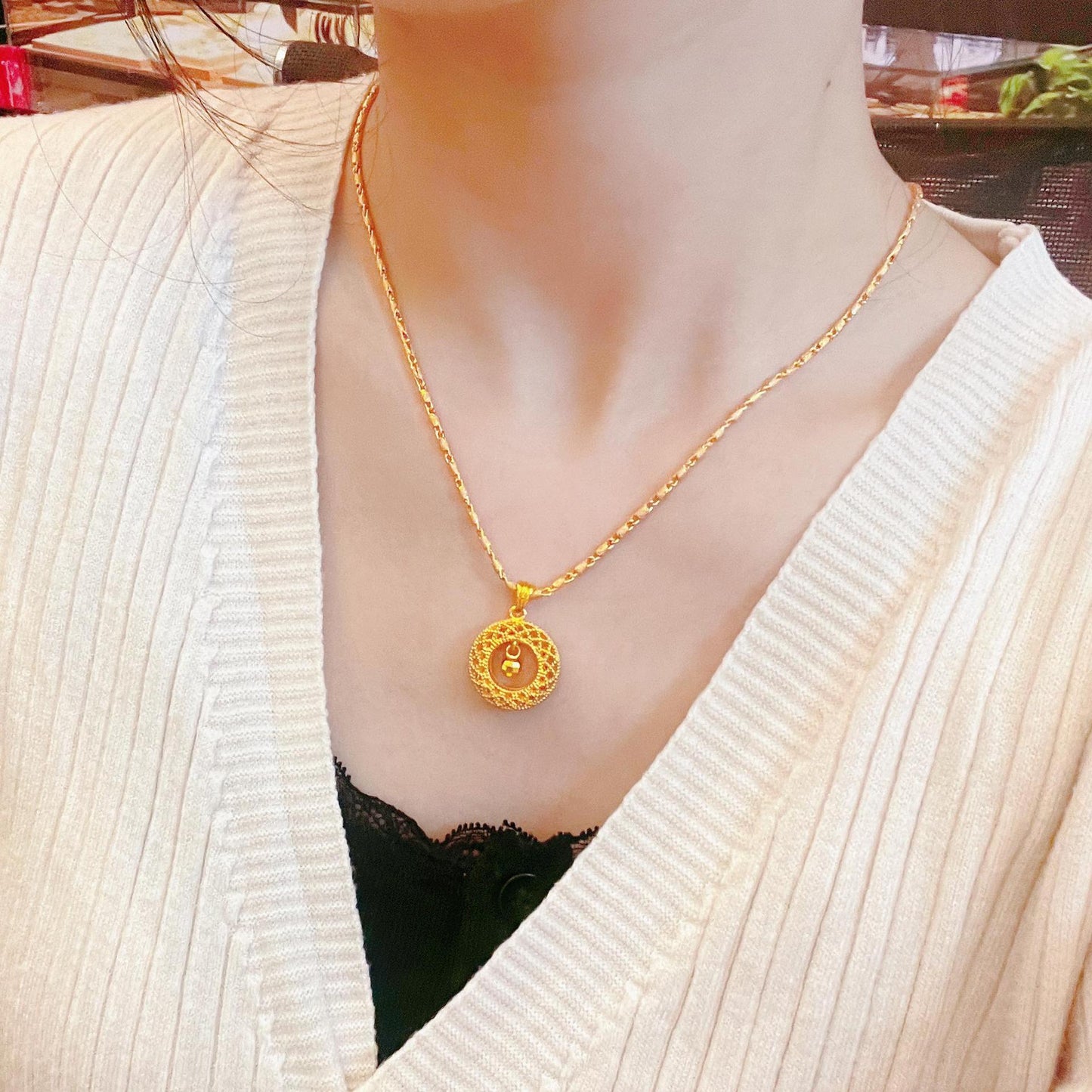 Women's Peace Buckle Gold Light Luxury High-grade Hollow Clavicle Necklace