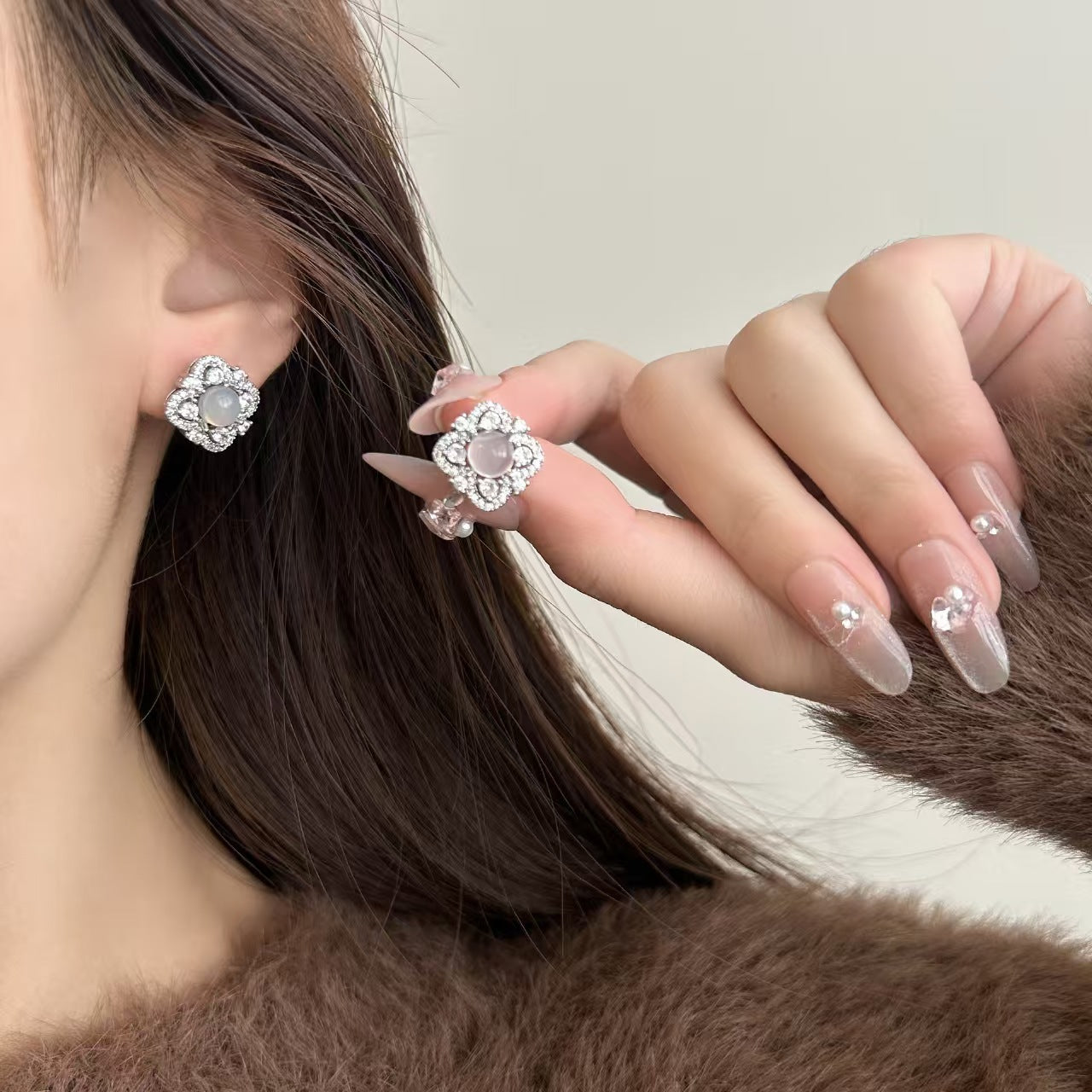 Chalcedony Four-leaf Flower Female Niche Design Fashion Refined Earrings