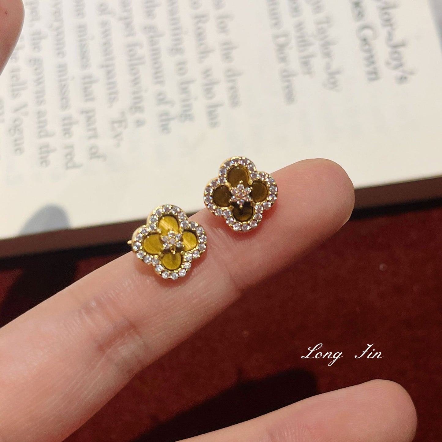 French Retro Tiger Eye White Shell Hollow Zircon Red Four-leaf Bracelets