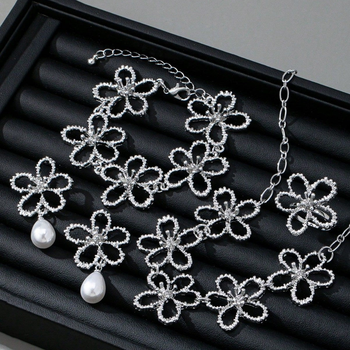 Fashion Metal Hollow Flower Stitching Ear Female Light Luxury Jewelry Set