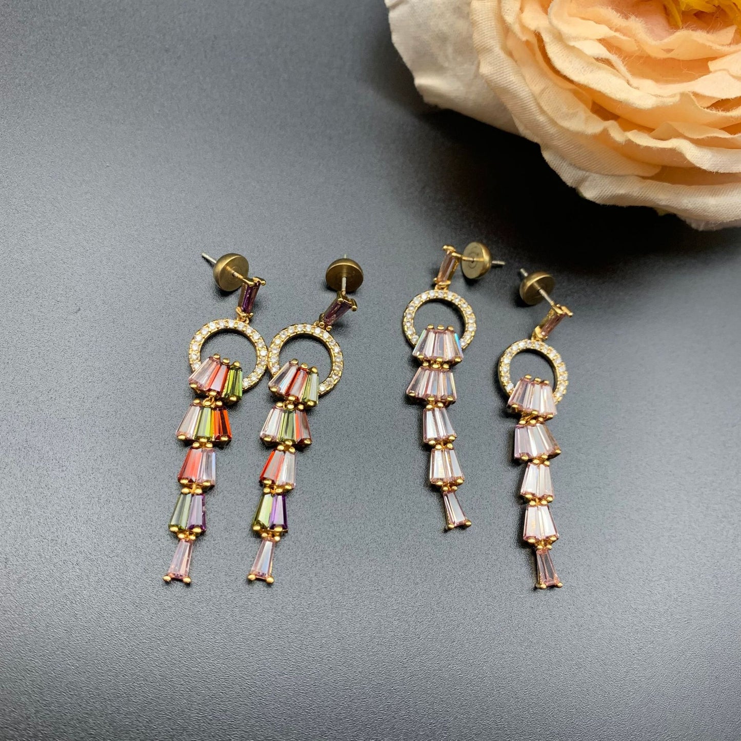 Boucles d'oreilles de banlieue à la mode avec glaçure colorée bicolore à pampilles