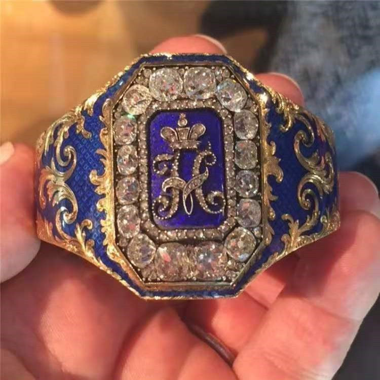 Ornament Chang verkauft geschnitzte Ringe im nordischen Stil