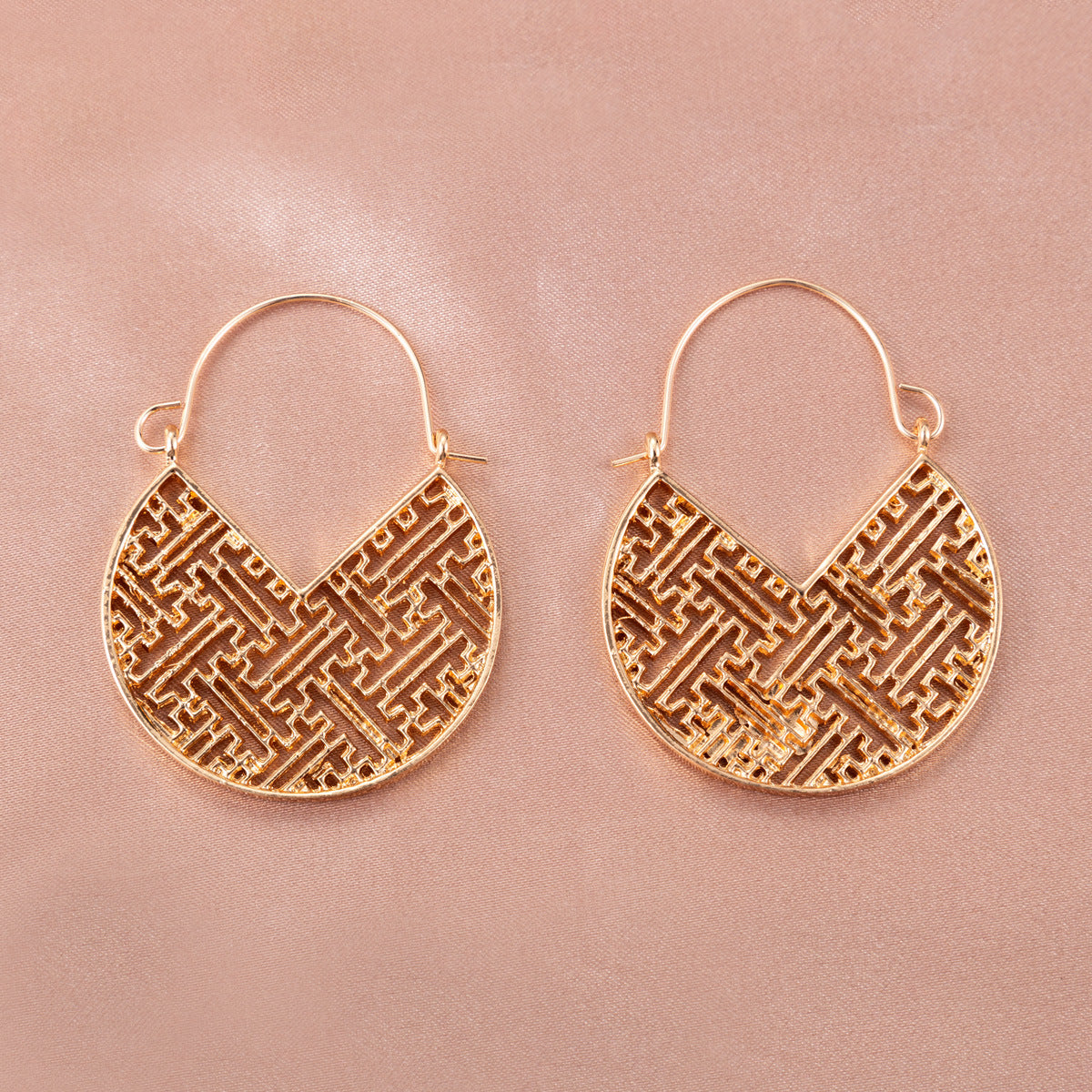 Women's Vintage Hollow Carved For Geometric Scallop Earrings