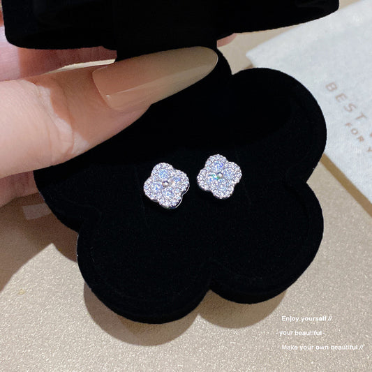 Needle Four-leaf Design Sense Niche Exquisite Small Cute Light Stud Earrings