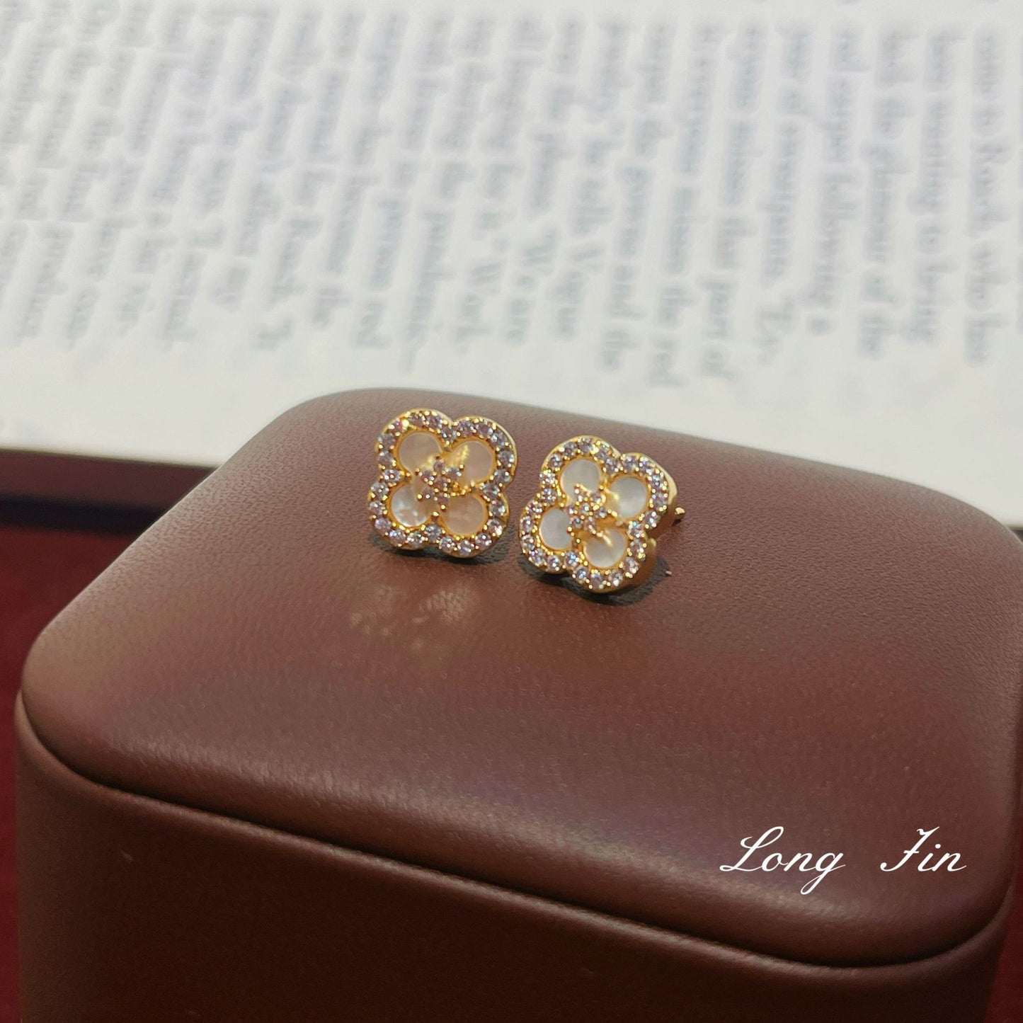 French Retro Tiger Eye White Shell Hollow Zircon Red Four-leaf Bracelets