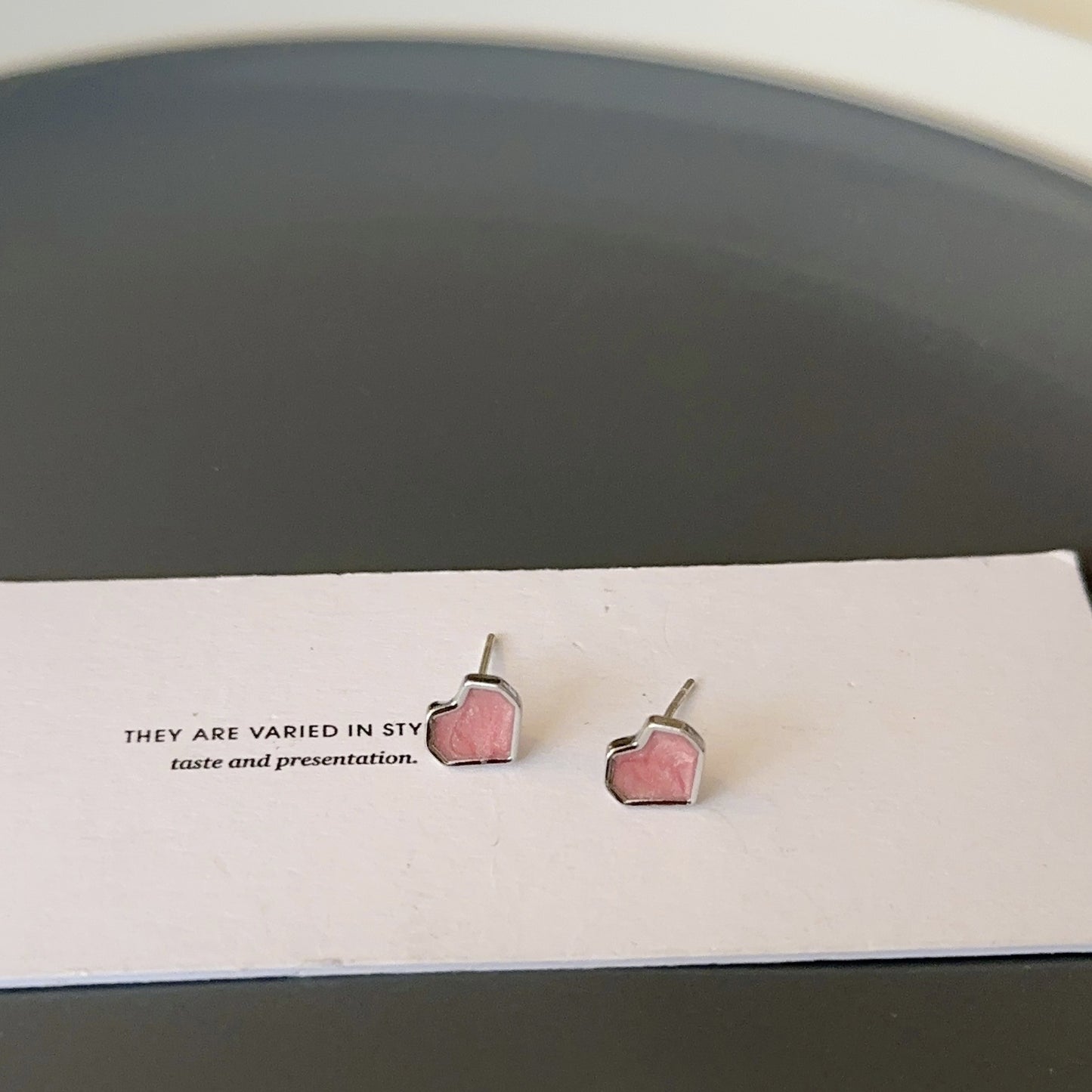 Petites boucles d'oreilles et boucles d'oreilles Love Drop Glazed Design