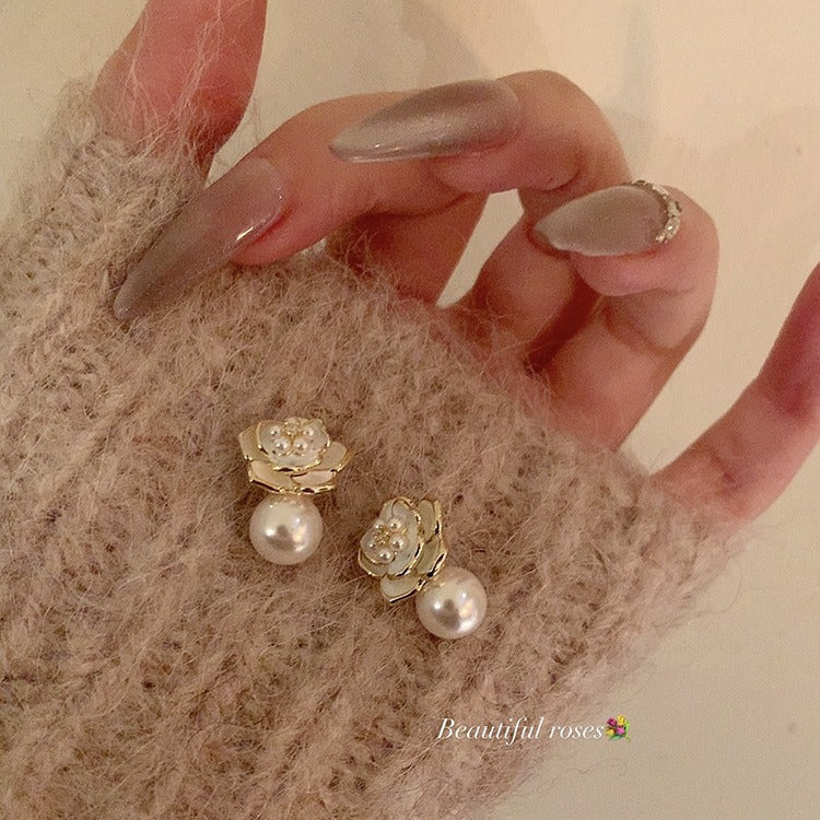 Pearl Camellia High-grade Unique Temperament Classic Ear Clip