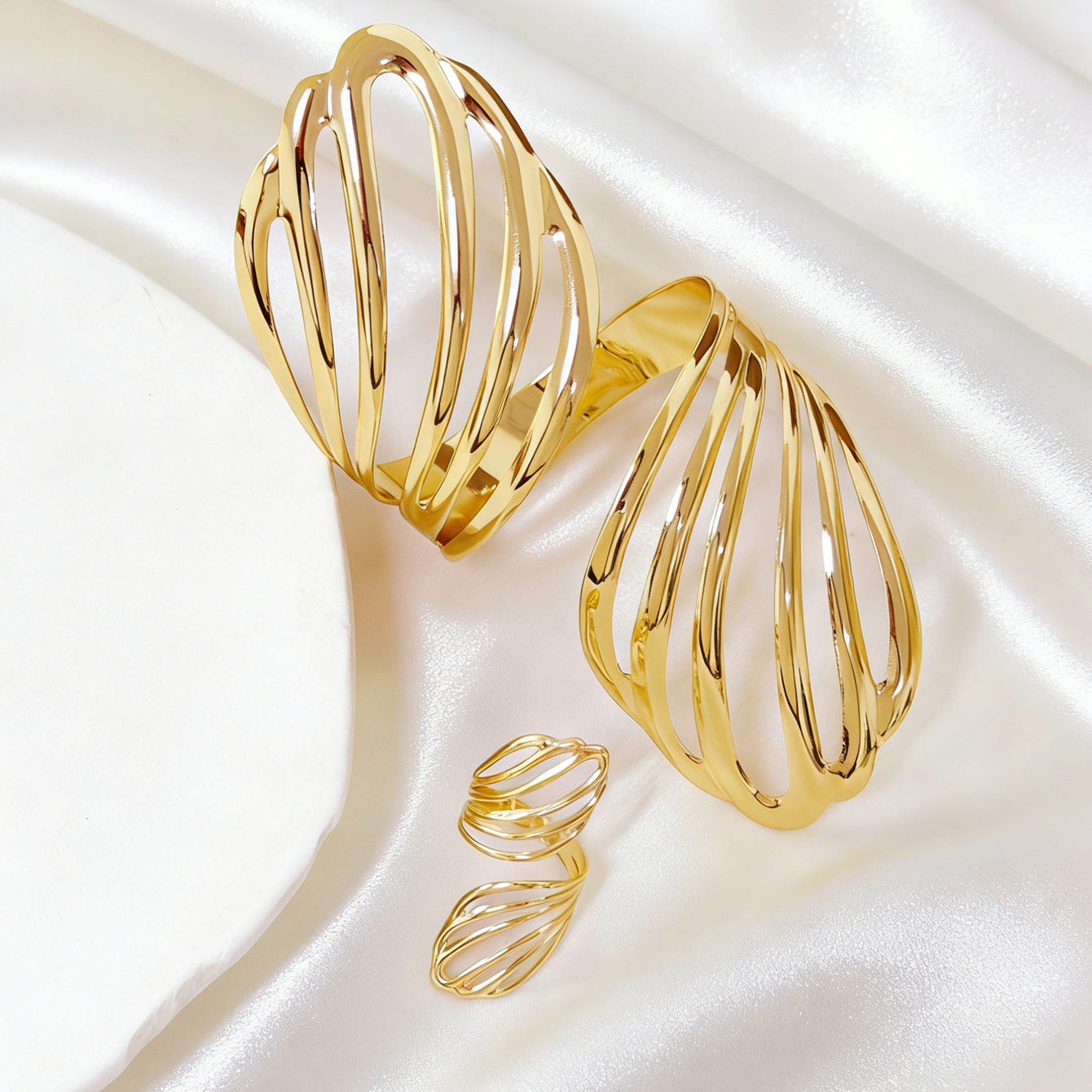 Fashionable Golden Hollow Wavy Shell Winding Spiral Bracelets