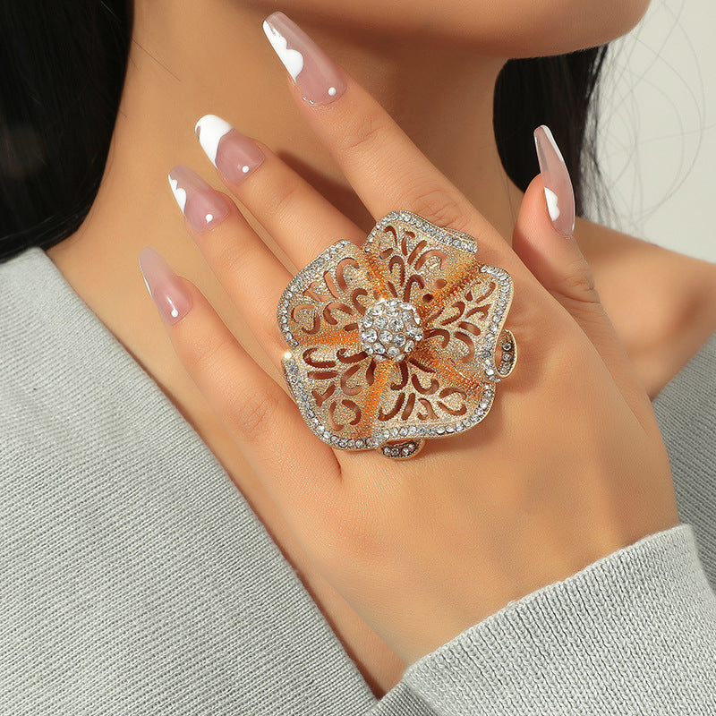 Fashion Exaggerated Open Three-dimensional Noble Elegance Retro Hollow Jeweled Flower Rings