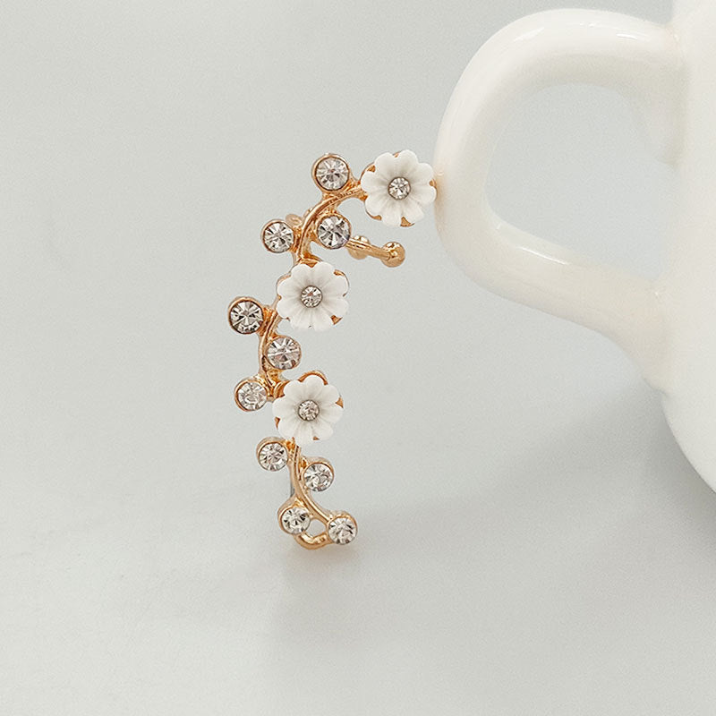 Small White Flower One-piece Fashion Unilateral Ear Clip