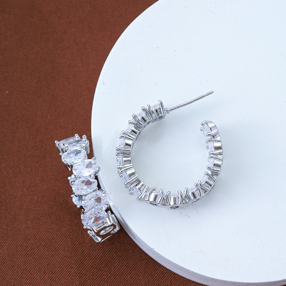 Women's Inlaid Zircon Super Flash Shaped High-grade Light Luxury Stud Earrings
