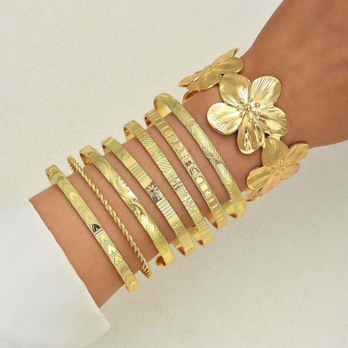 Stitching Round Metal Texture Glossy Hug Spring Bracelet