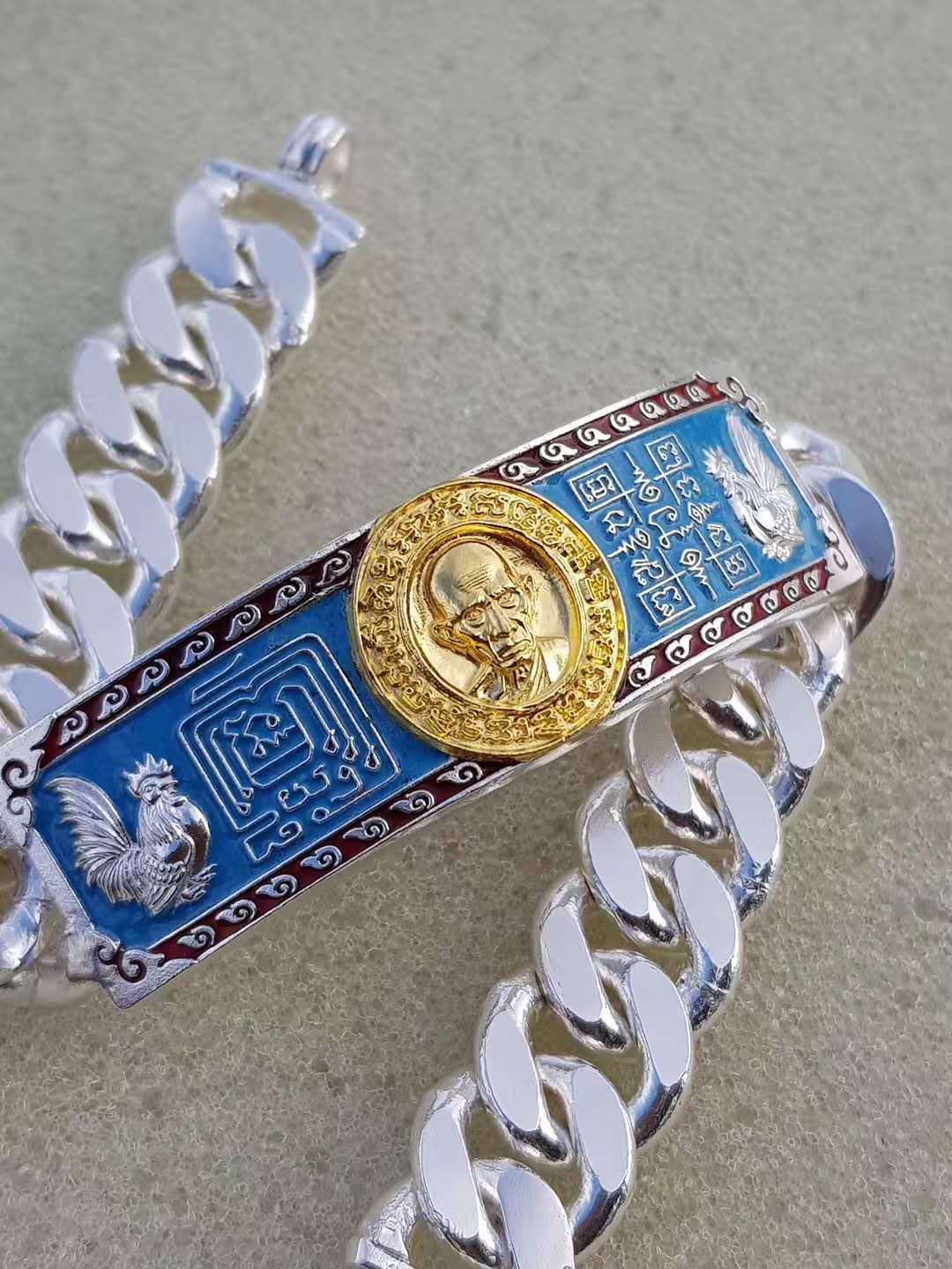 Thailändische Handarbeit, blauer Hintergrund, Pavillon-Tempel, geteilte Armbänder