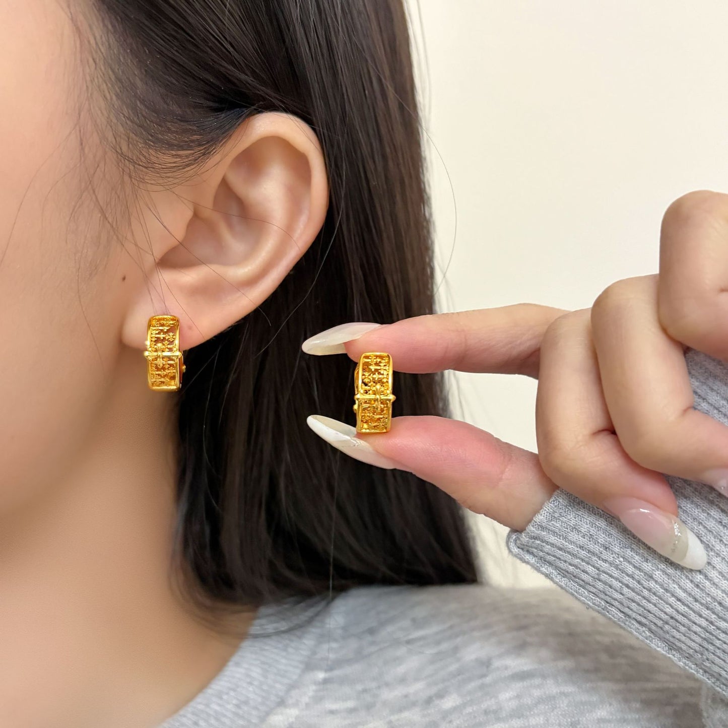 Hollow Cross Flower-de-luce Clip Female Design Fashion Ear Buckle