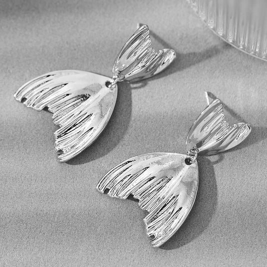 Boucles d'oreilles au design unique en forme de queue de poisson plissée en métal de style froid