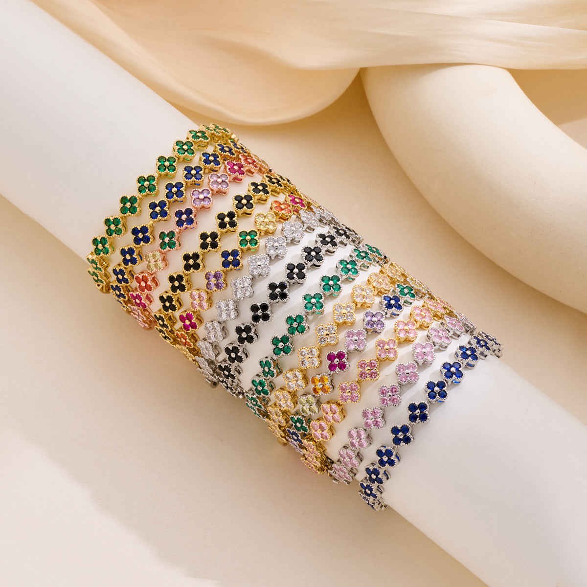Women's Full Diamond Clover Fashion Design Luxurious Color Bracelet