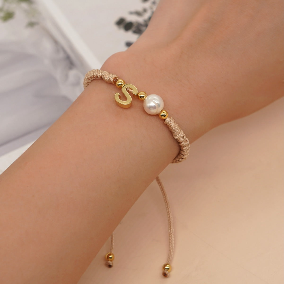 Bracelets en perles naturelles avec lettres anglaises en métal pour femmes