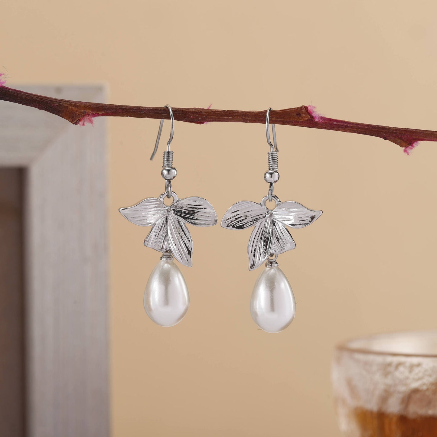 Leaf Pearl Fashion Temperament Unique And Exquisite Korean Earrings