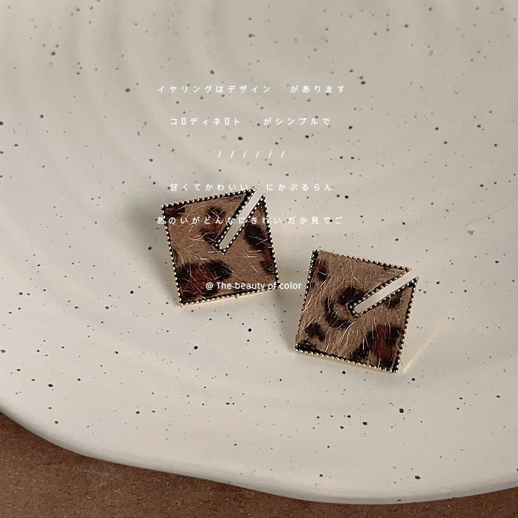 High-grade Sier Needle Leopard Print Square Earrings