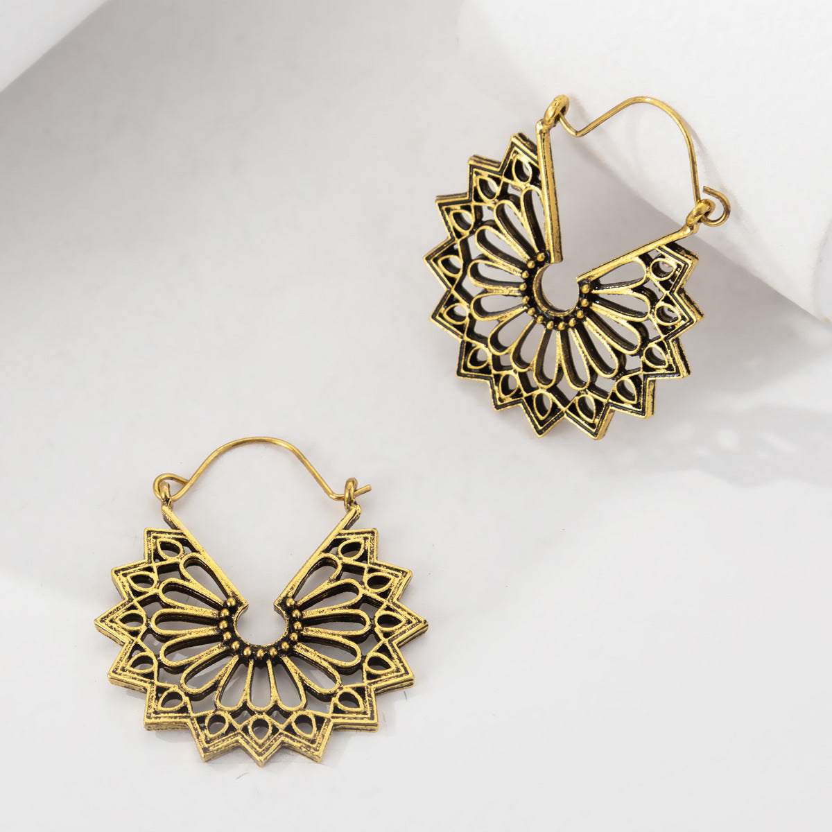 Boucles d'oreilles vintage creuses sculptées pour femmes, pétoncles géométriques