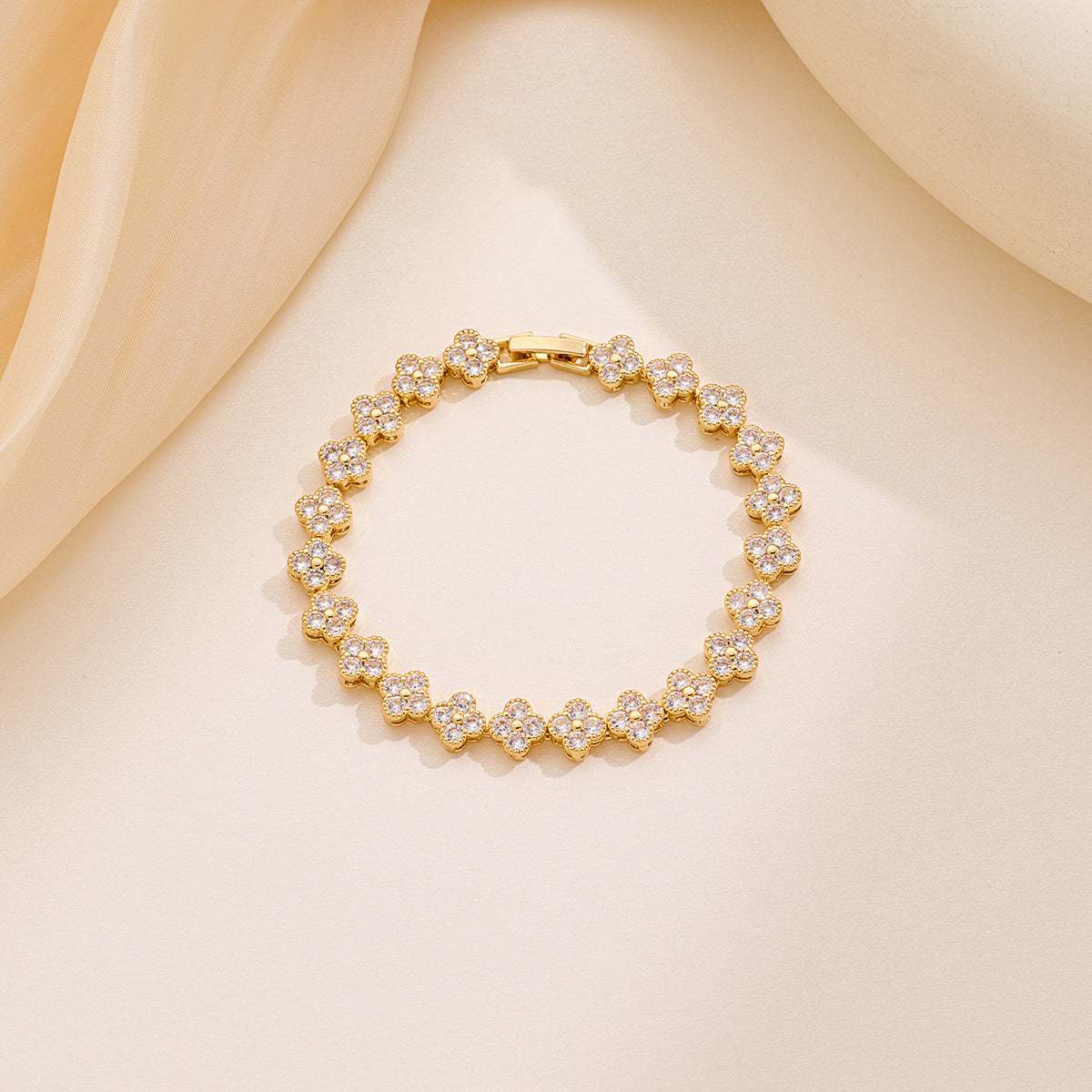 Women's Full Diamond Clover Fashion Design Luxurious Color Bracelet