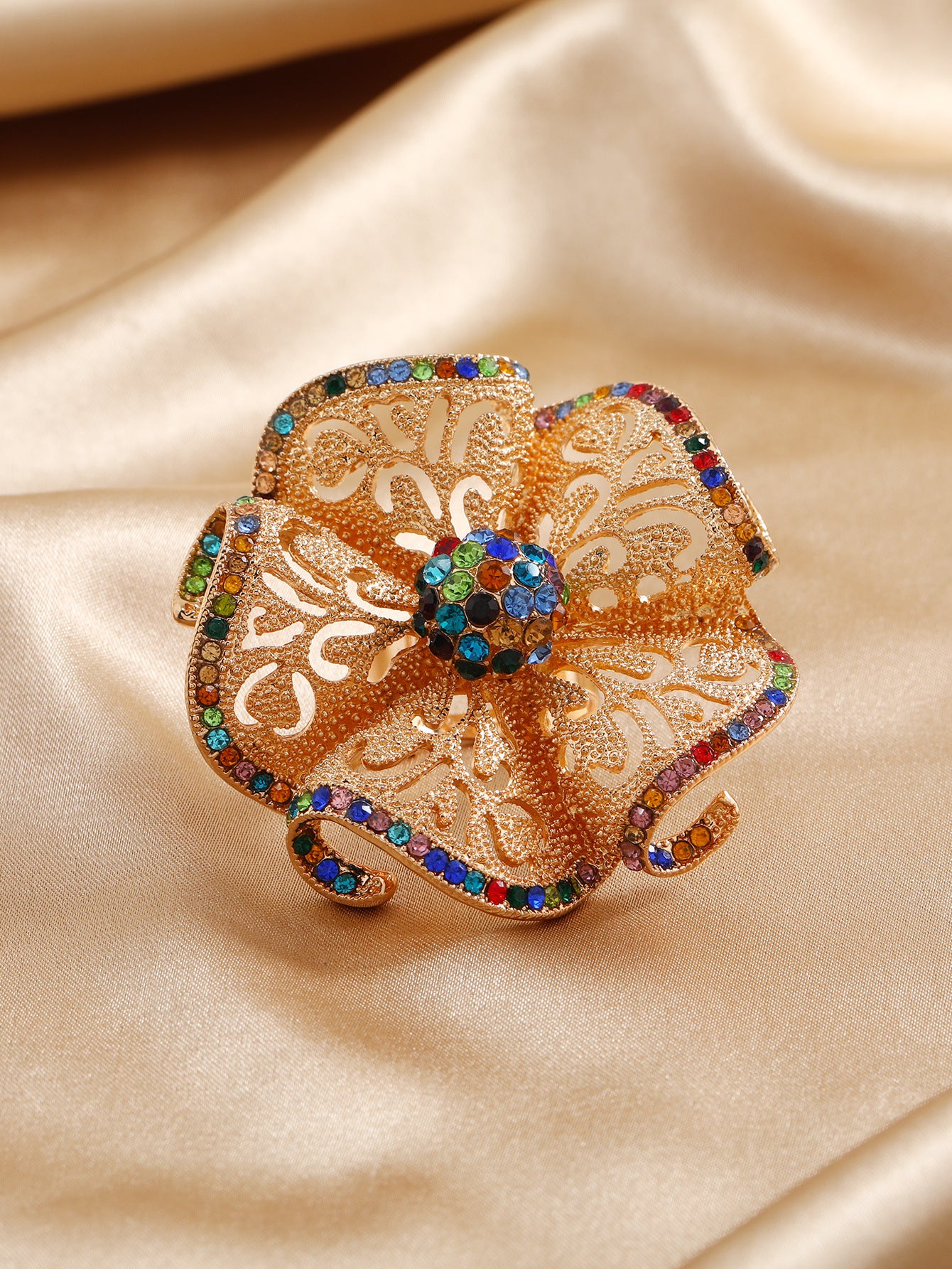 Fashion Exaggerated Open Three-dimensional Noble Elegance Retro Hollow Jeweled Flower Rings