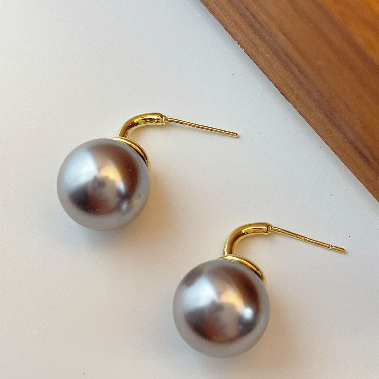 Women's High-grade Gray Pearl Elegant Light Luxury Earrings