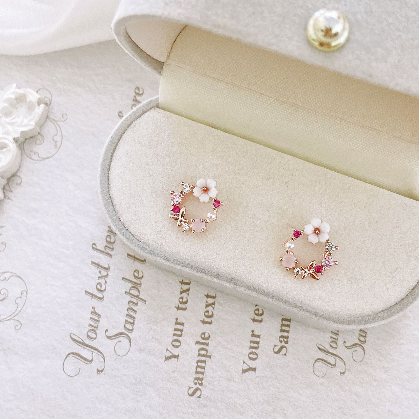 Boucles d'oreilles moustiques à fleurs blanches en zirconium rose frais