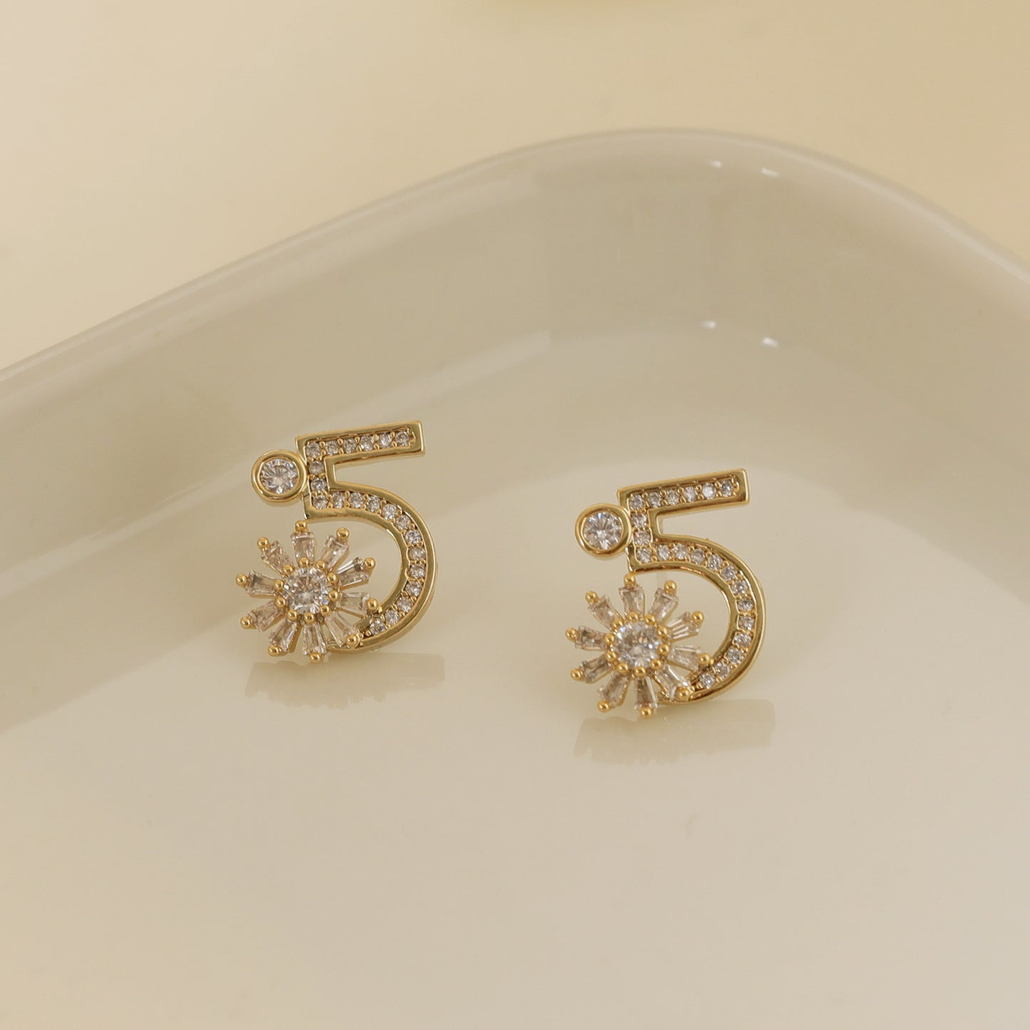 Luxury Fashion Temperament Full Zirconium Digital Niche Earrings