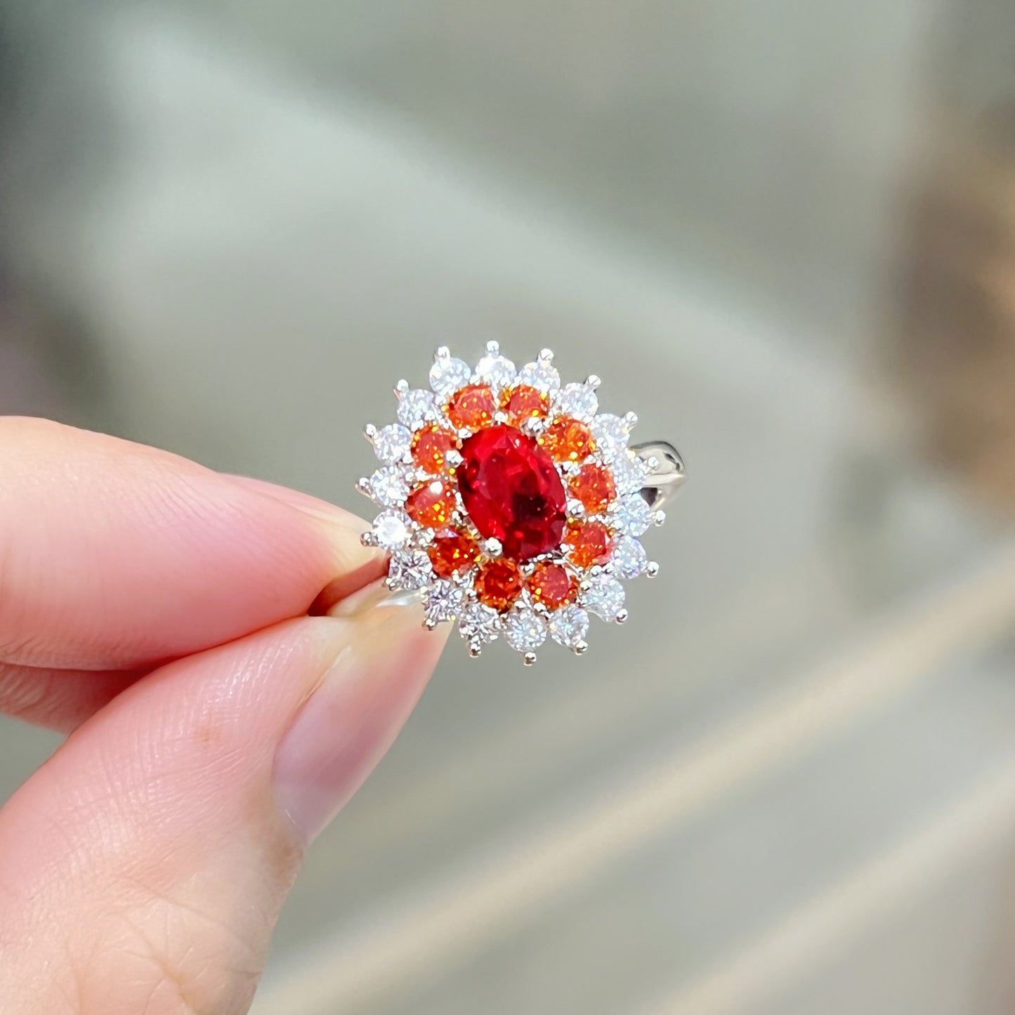 Anneaux de zircon incrustés de tournesol de diamant rouge de bras rond