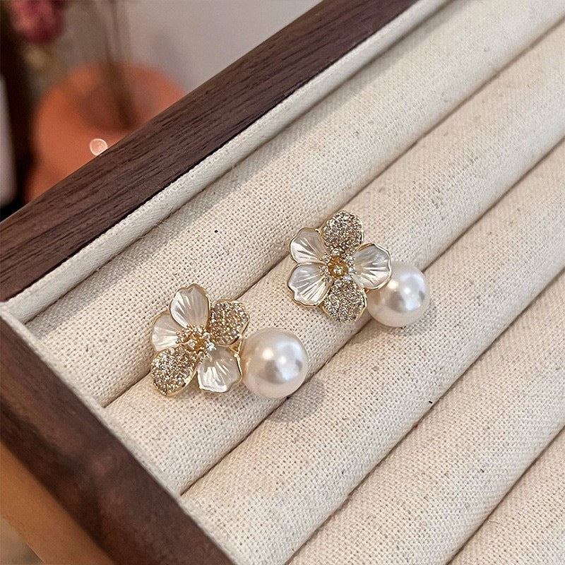 Women's French Style Temperament White Flower Pearl Earrings