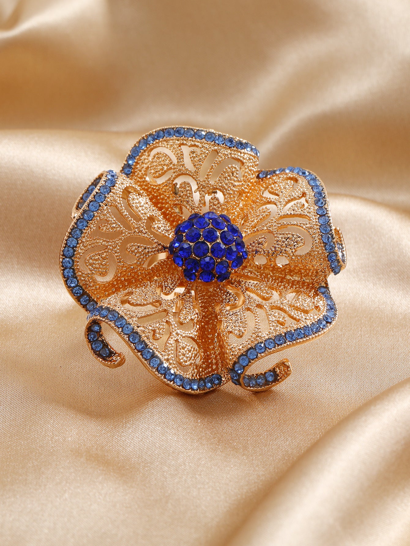 Fashion Exaggerated Open Three-dimensional Noble Elegance Retro Hollow Jeweled Flower Rings