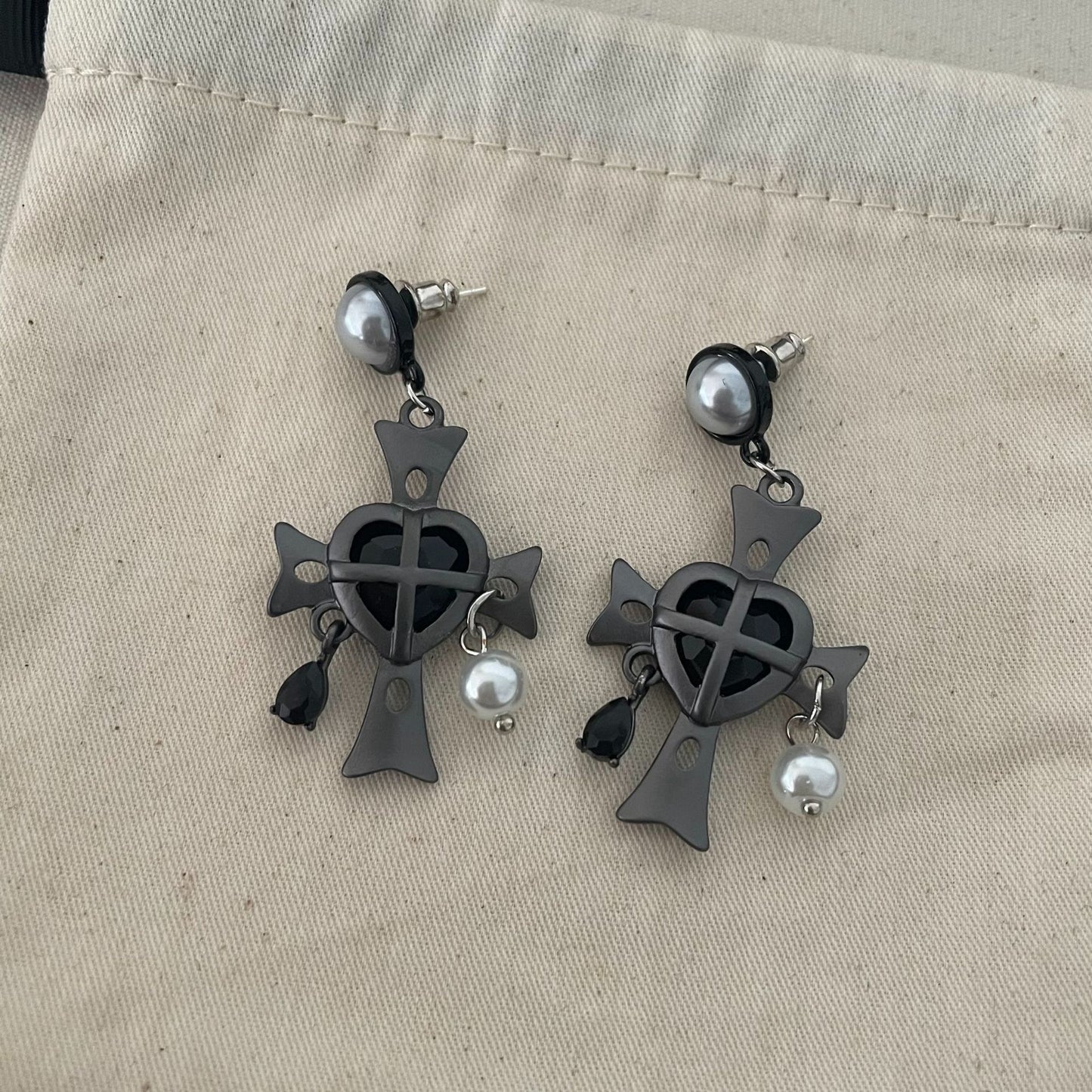 Color Carbon Gray Niche Design Love Cross Super Earrings