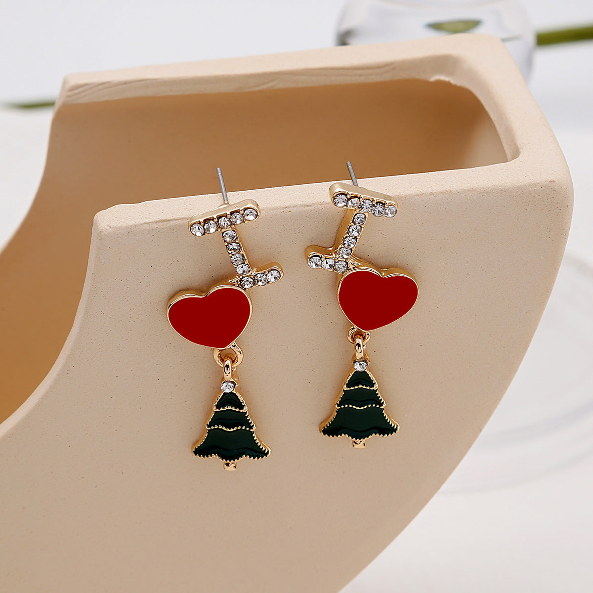 Boucles d'oreilles asymétriques en forme d'arbre de Noël avec longues lettres