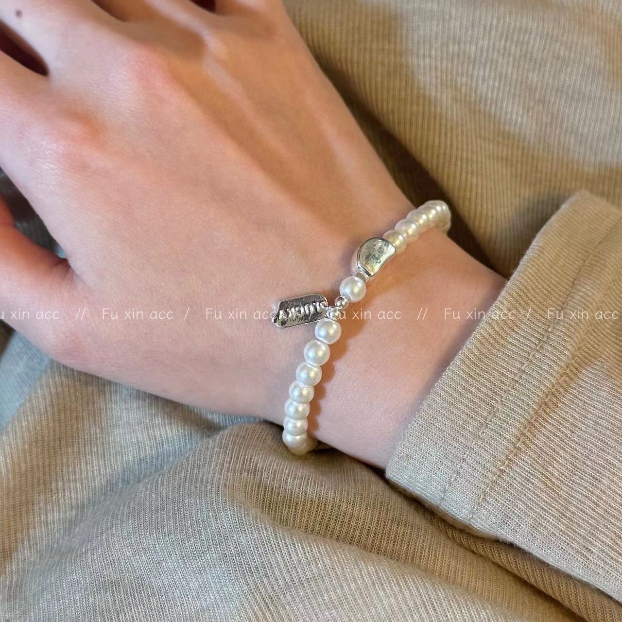 Et des bracelets porte-bonheur de conception de niche féminine en perles d'argent simples